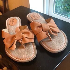 Born tan flip flop style sandals size 8